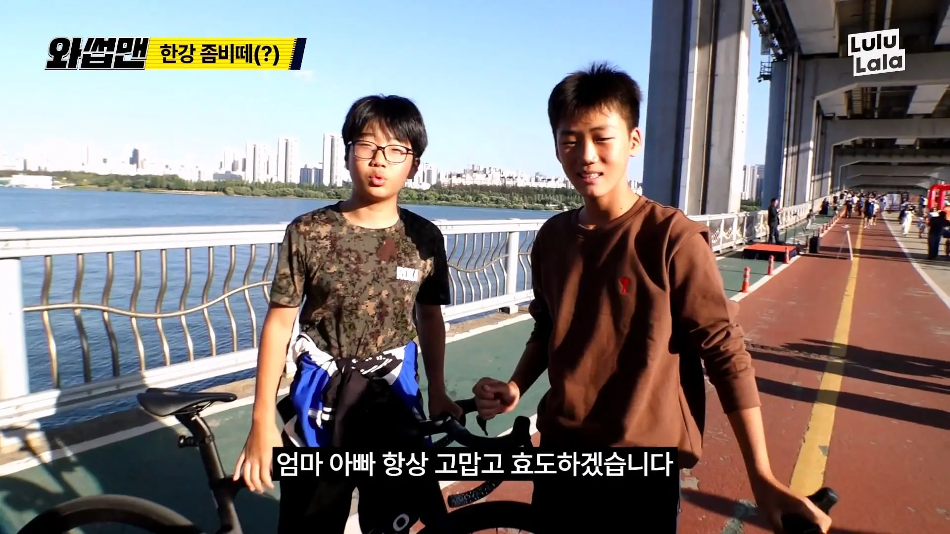 미어터지는 한강 근황, 여기 한강이야 코첼라야_!🤯 역대급 인파에 치여버린 쭈니형🤣_20261018_134345.077.jpg