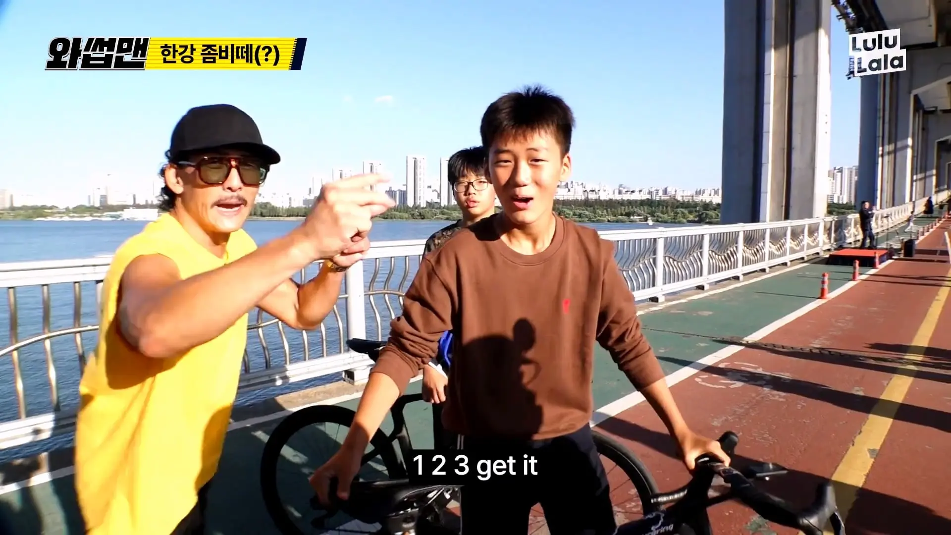 미어터지는 한강 근황, 여기 한강이야 코첼라야_!🤯 역대급 인파에 치여버린 쭈니형🤣_20261018_134946.416.jpg