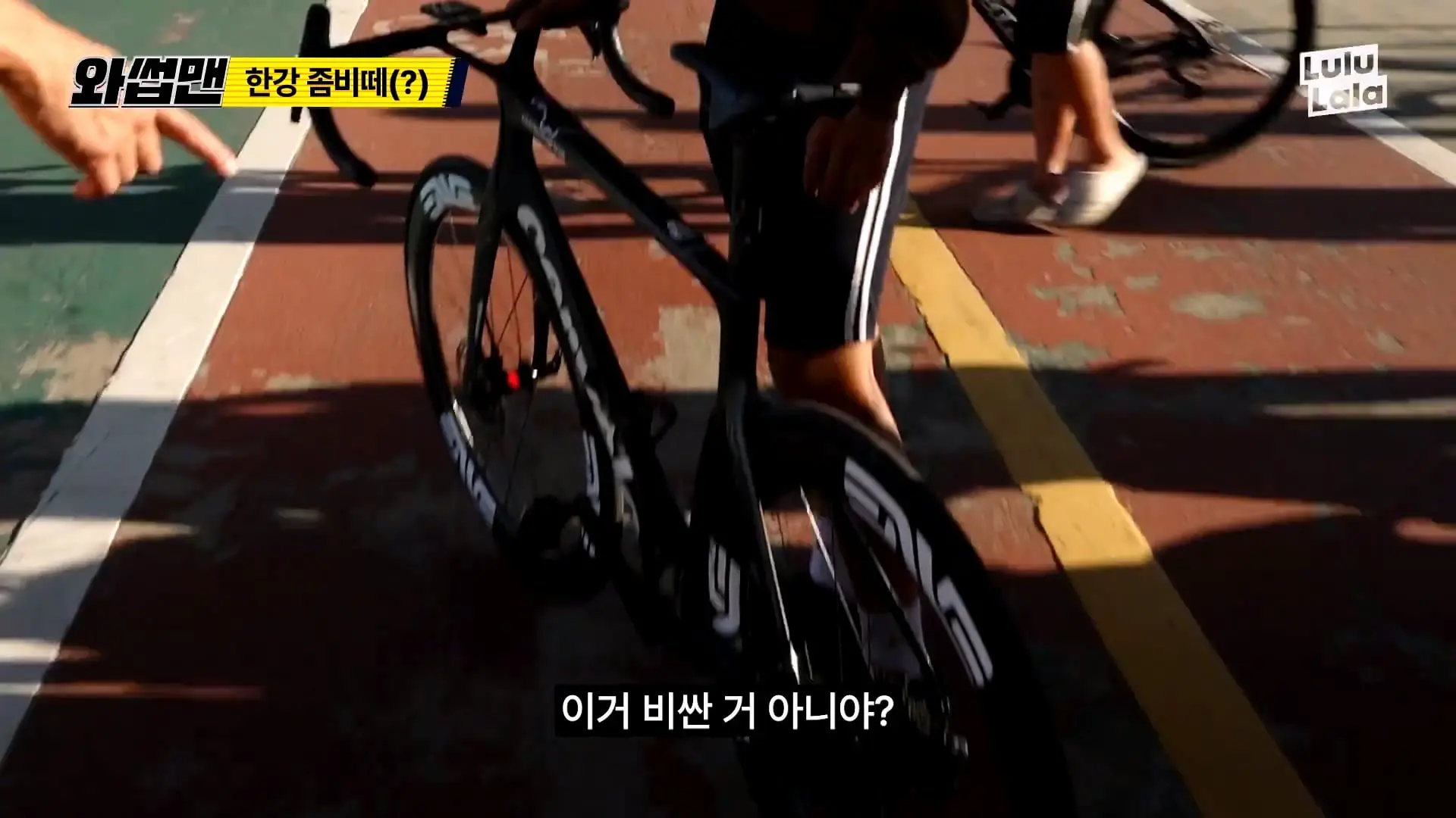 미어터지는 한강 근황, 여기 한강이야 코첼라야_!🤯 역대급 인파에 치여버린 쭈니형🤣_20261018_134236.519.jpg