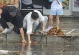 침수지역 배수구 낙엽 제거하는 시민들 사진