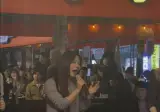 포장마차에서 감성 쩌는 라이브 보여주는 가수..jpg