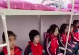 중국 수용소에서 중국찬양하는 위구르족 여학생들