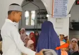 여자를 패는 법을 배우는 무슬림 아이