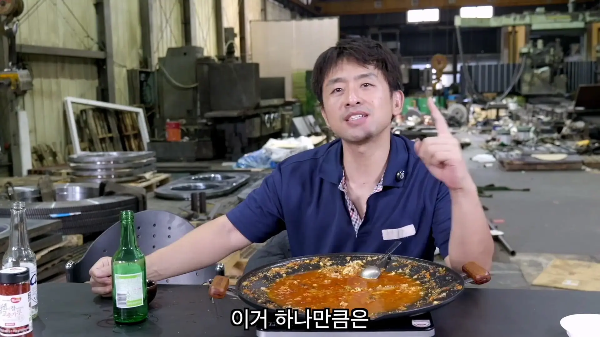 혼자서 출근했습니다, 저녁밥은 진짬뽕에 밥 말아서 얼큰하게._20261022_211338.519.jpg