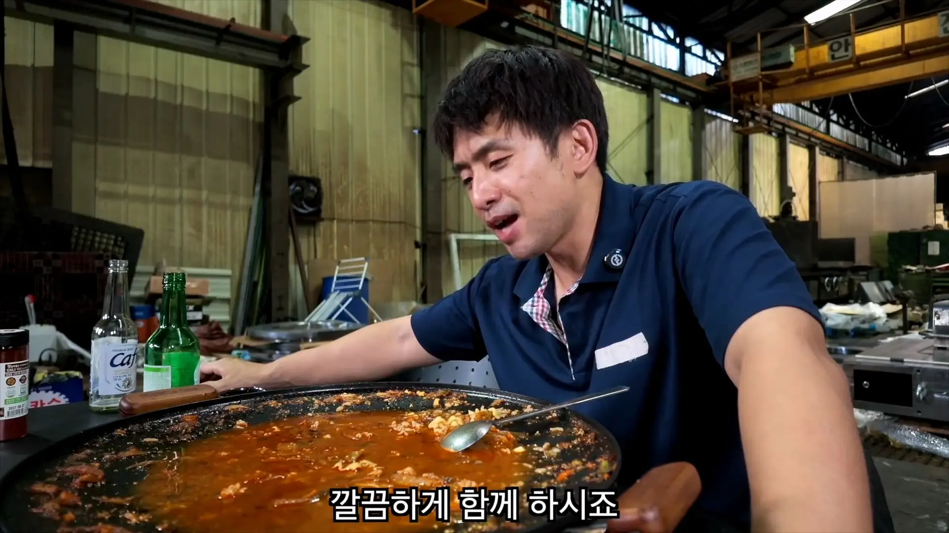 혼자서 출근했습니다, 저녁밥은 진짬뽕에 밥 말아서 얼큰하게._20261022_211355.703.jpg