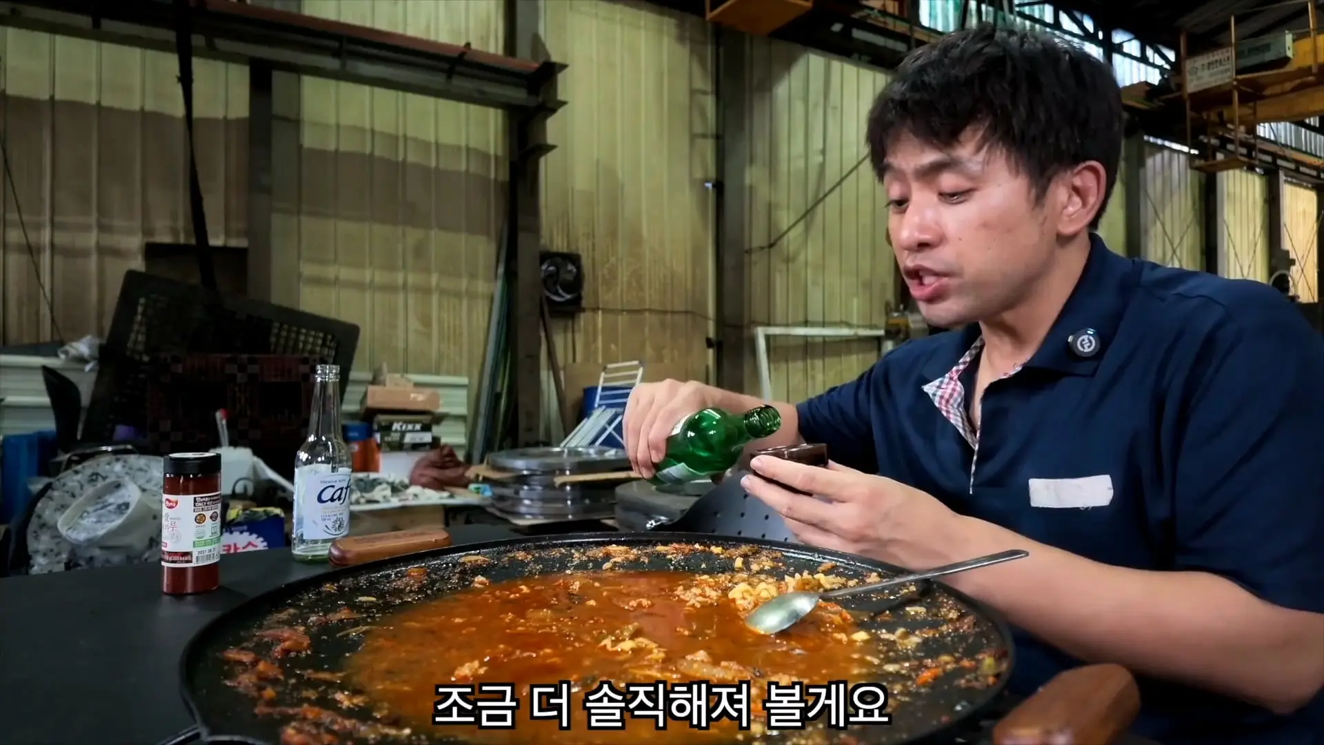 혼자서 출근했습니다, 저녁밥은 진짬뽕에 밥 말아서 얼큰하게._20261022_211252.510.jpg