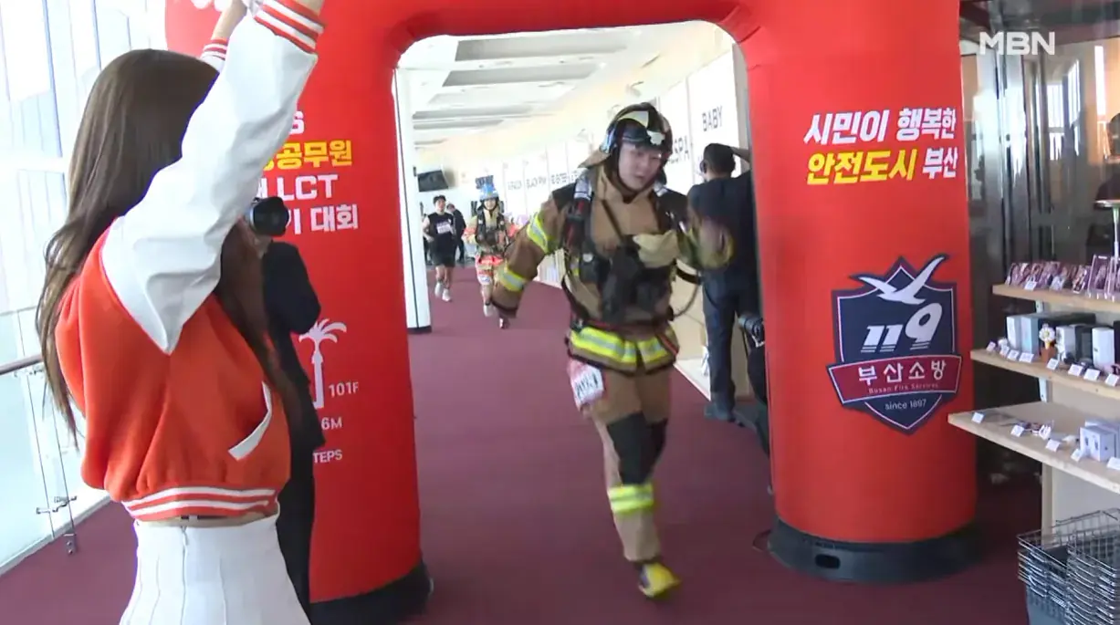 20kg 메고 100층까지 19분 만에…순직 동료 기리며 버텼다 (12).png 순직 동료 기리며 20kg장비메고 100층 계단 오른 소방관들