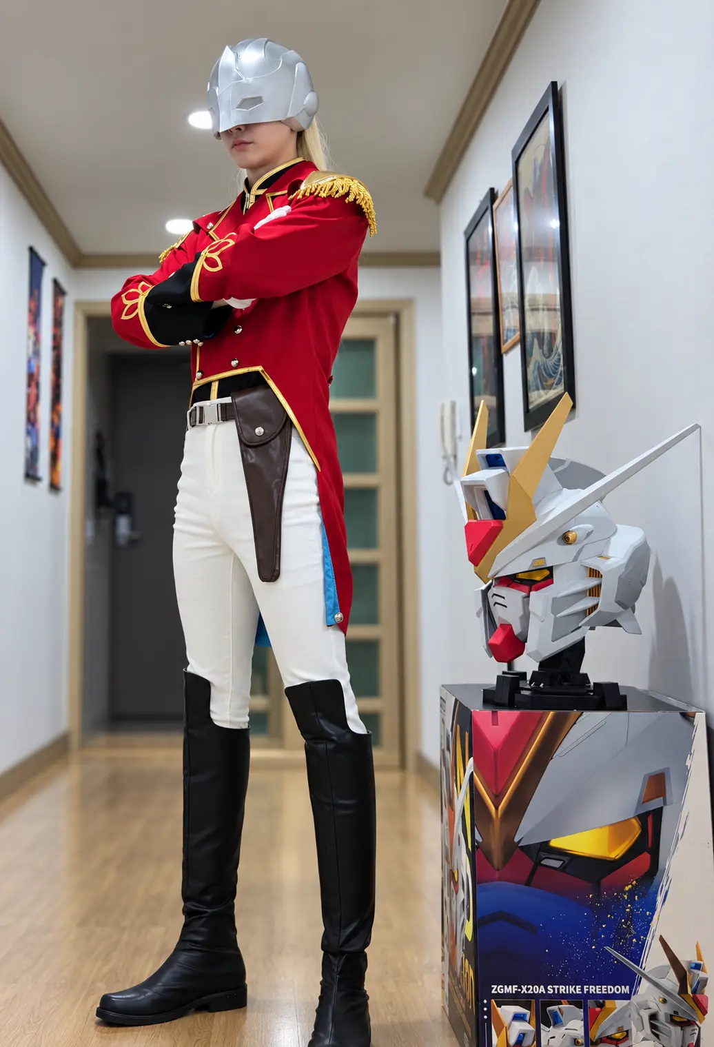 은빛 헬멧과 건담이 있는 복도 cosplay.png