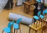 흐느끼며 다리에 힘이 풀린 유치원 선생님