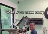 한 남성의 재택근무 책상.mp4