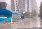 여동생을 안고 비오는 거리를 뛰어오는 오빠