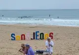 해변에서 버스킹하는 아저씨들