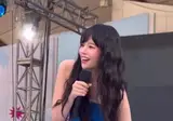 무대에서 힐벗은 한국 여가수