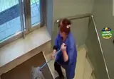 청소하다 입구를 막은 청소부