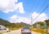 과감하게 중앙선 추월을 시도하는 김여사.gisa