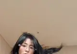 미시룩 입은 20살 아이돌 멤버