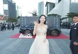 드레스 입은 신시아 피부톤