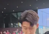 죄송하다고 고개 숙이는 손흥민