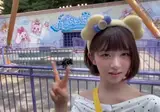 놀이기구 앞에서 해맑게 웃는 아이브 레이