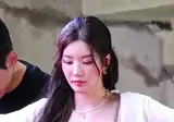 댄서들한테 들어 올려지는 권은비