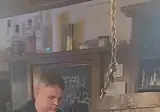 오크통 숙성맥주 개시하는 바텐더