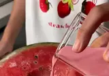 얼은 수박빙수에 이상한걸 섞는 유튜버