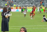 라민 야말 여자친구랑 같이.gif
