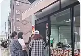 새치기 하지 말고 뒤에가서 줄서시라니깐요!!