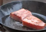 캠핑하며 먹는 베이컨과 소시지.gif
