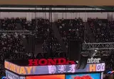 경기장에서 닮은 사람들 찾는 카메라