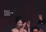 남성 댄서 앞에서 무릎 꿇고 지퍼 내린 비비