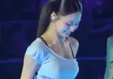 신발끈 묶는 쯔위