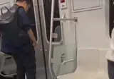 서울 지하철에서 오줌 갈겨버리는 중국인 WOW..