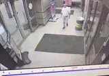 칼 든 사람 맨몸으로 제압하는 보안요원 ㄷㄷ...GIF