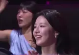 고윤정이 있는데 뒤에 더 시선이 가는 짤