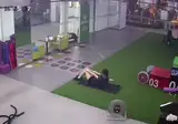 운동하다 잠든 여자