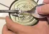 참치캔 뚜껑에 구멍이 2개인 이유