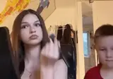 누나 화장 방해한 동생.gif