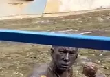 인간 사슬을 만들어 개를 구한 사람들을 기념하는 동상
