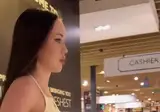 해외에서 논란중인 쇼핑몰 복장.gif