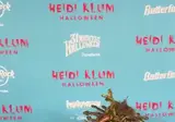 미국 탑모델의 미쳐버린 할로윈 의상..gif