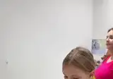 샌드위치 만드는 어린 딸을 흐뭇하게 바라보는 엄마