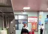 식당에서 서빙하는데 뭘 이런걸타고다녀 너무 오바하는거같은데?