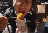 식전 기도를 깜빡한 신부님.gif
