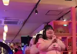 100kg이상 여성만 취업 가능한 카페