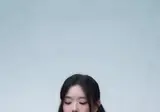 그냥 흰티입고 앉아있는 김채연 ㄷㄷ ㄷㄷ ㄷㄷ ㄷㄷ..gif