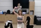 회색 민소매 입고 연습하는 예지