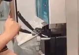 사장님 몰래 만들어야 하는 소프트콘 아이스크림.GIF