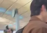 자연스럽게 스탭인 척 하는 사생팬.MP4