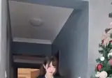 요염하게 걸어와 상의 걷어올리는 여자